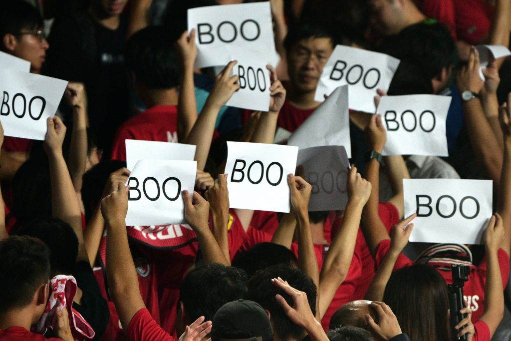 香港球迷在球场听到中国国歌转身举起抗议标语  (图片来源：Getty Images)