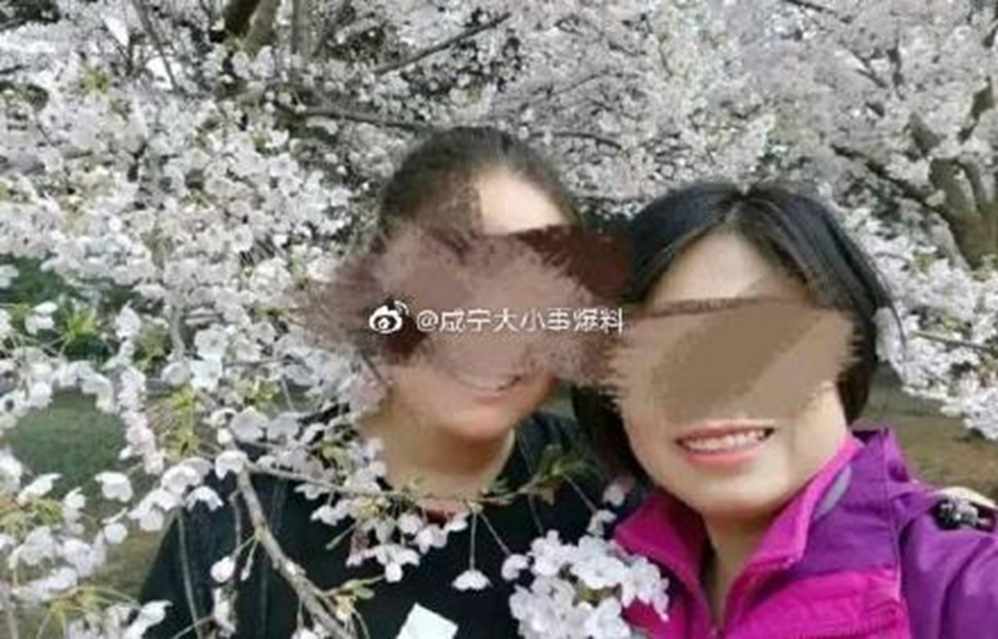 事業有成的女律師張某（右）離異後帶女兒（左）生活。（微博）