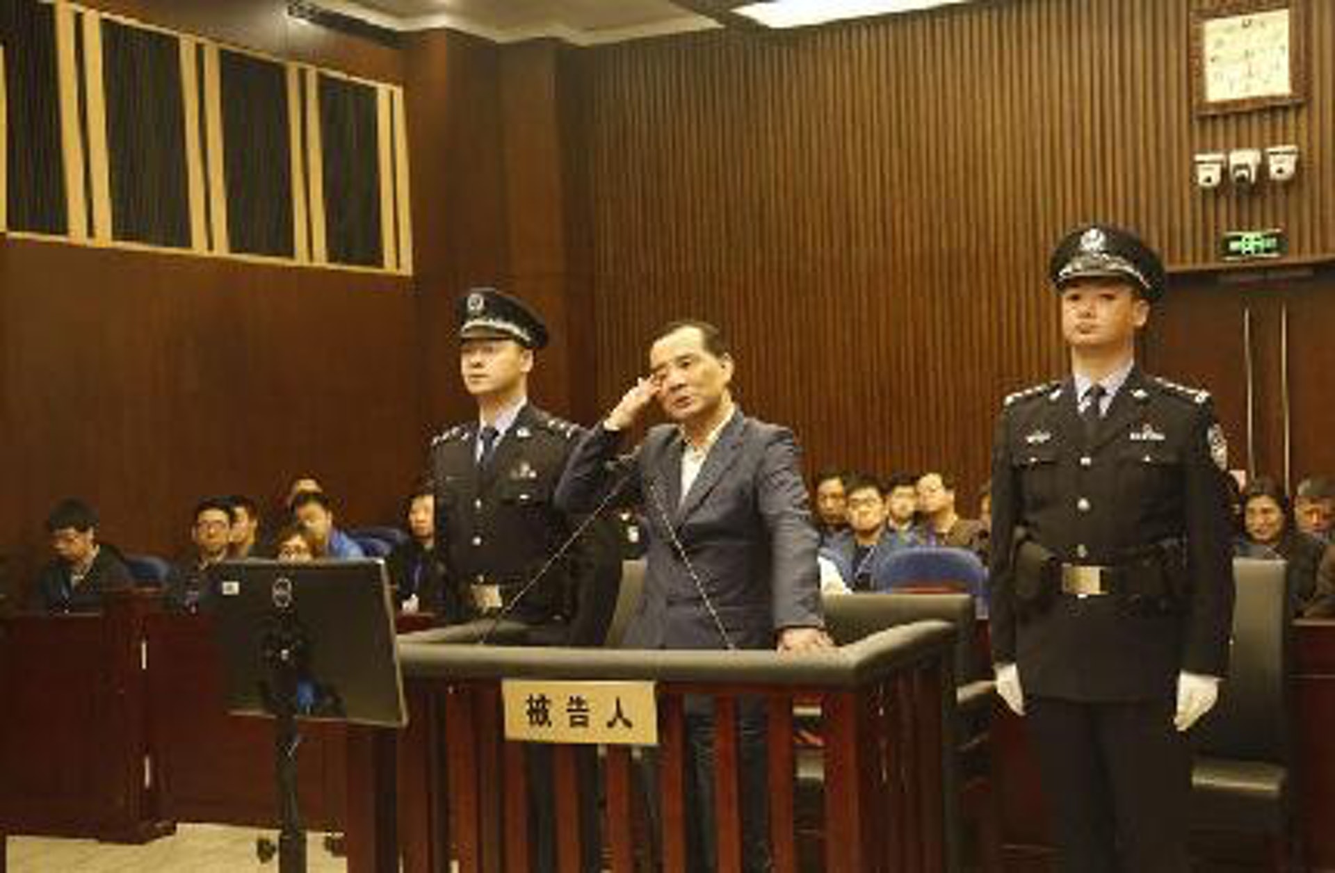 吴小晖陷狱错过告别亡父令人唏嘘
