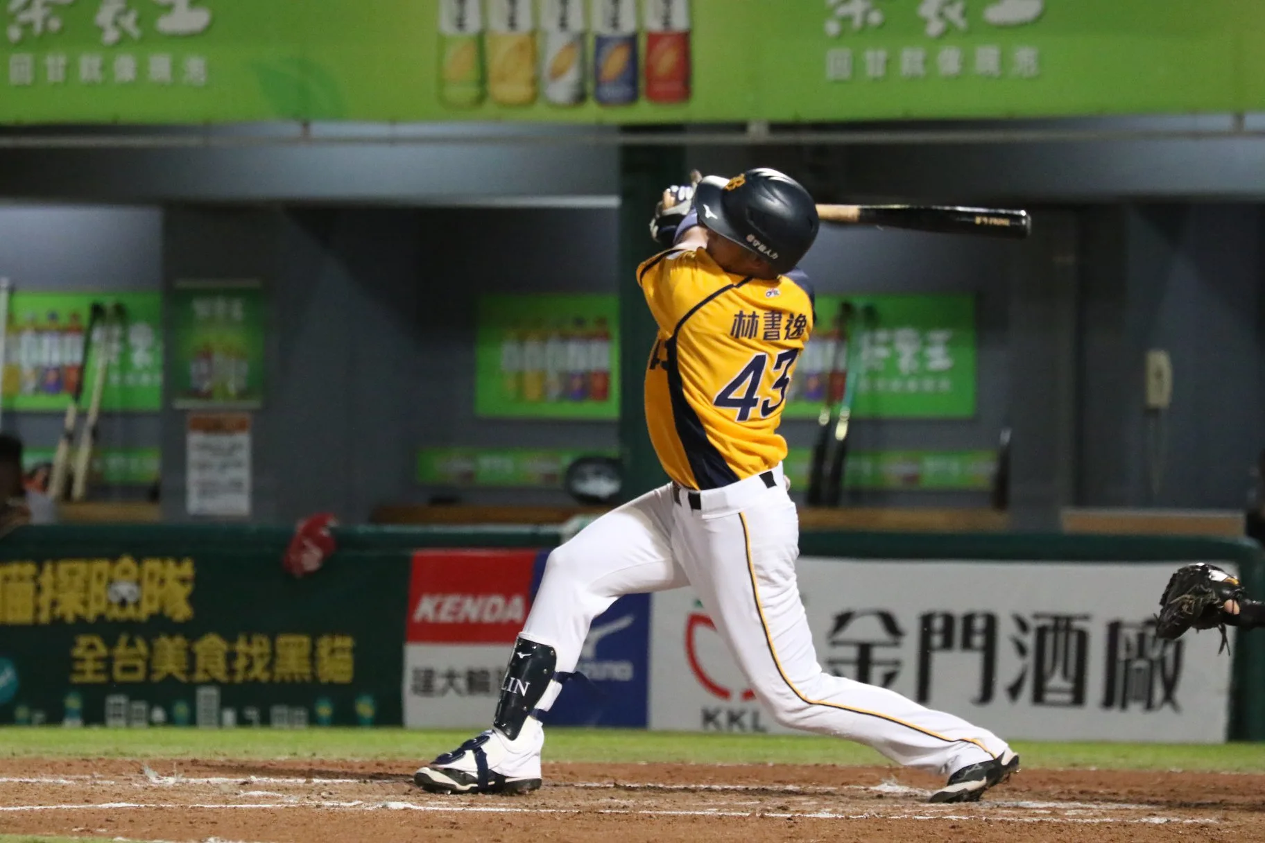 《台湾中职》林书逸代打打击率超过4成 顺利达成生涯百安
