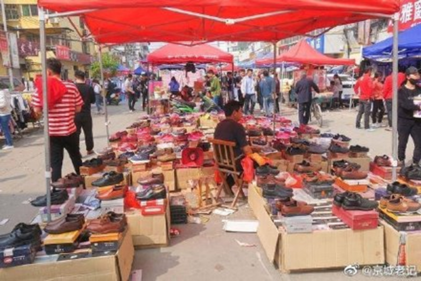 中共重回“地摊经济”，大陆多地摆摊费暴涨。（微博网友）