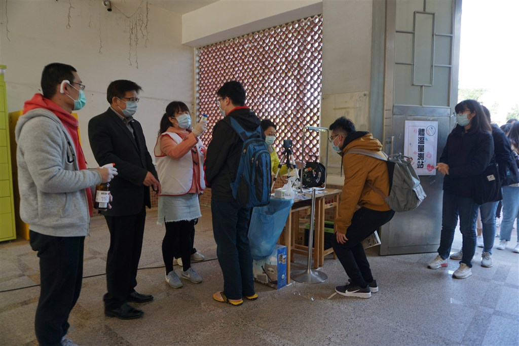 大學生進校園須先量體溫