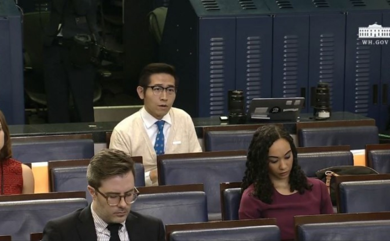 中国上海东方卫视驻白宫记者张经义（后排中间）。(图片来源：美国白宫影片截图）
