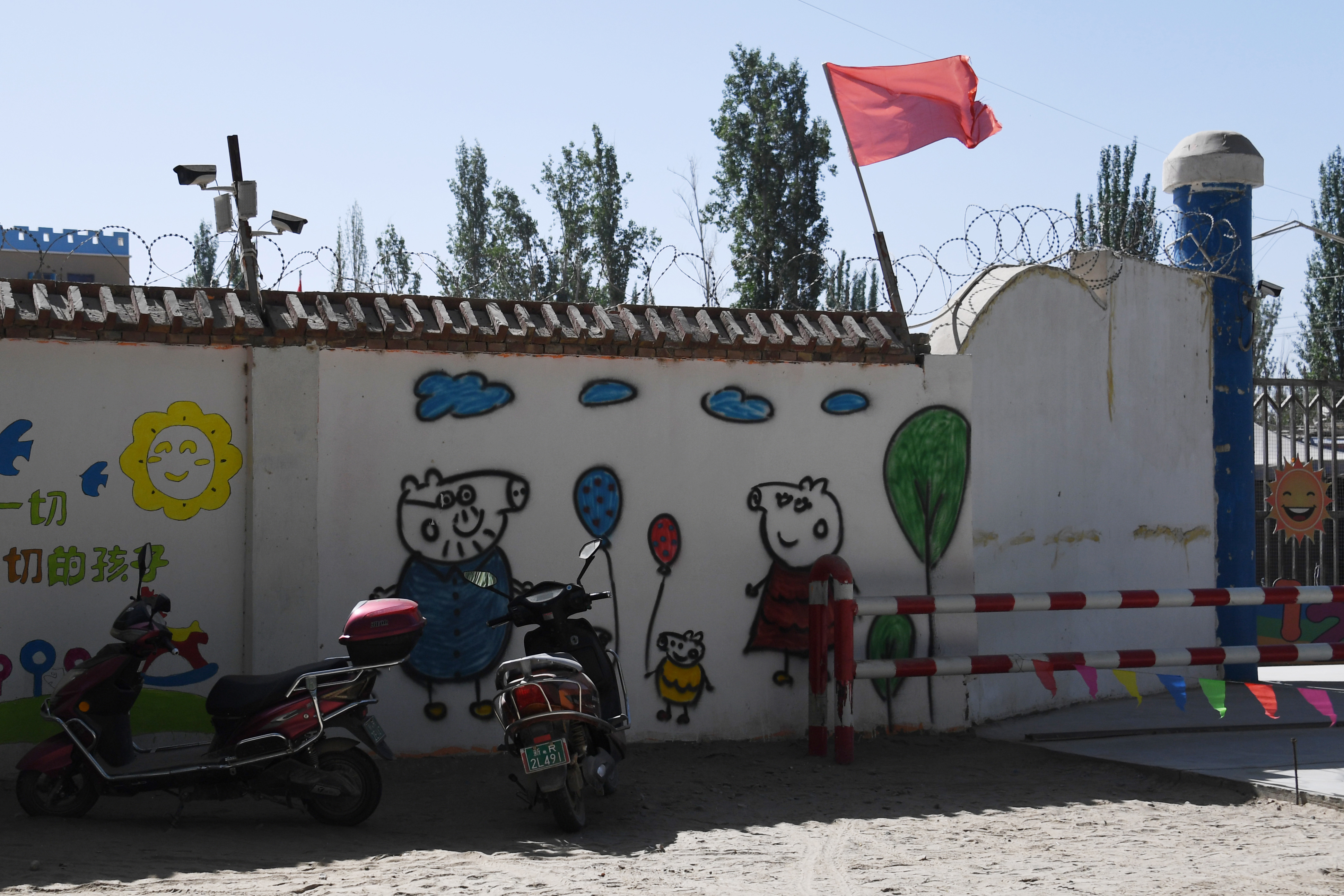 中国新疆再教育营（ (图片来源： GREG BAKER/AFP via Getty Images)