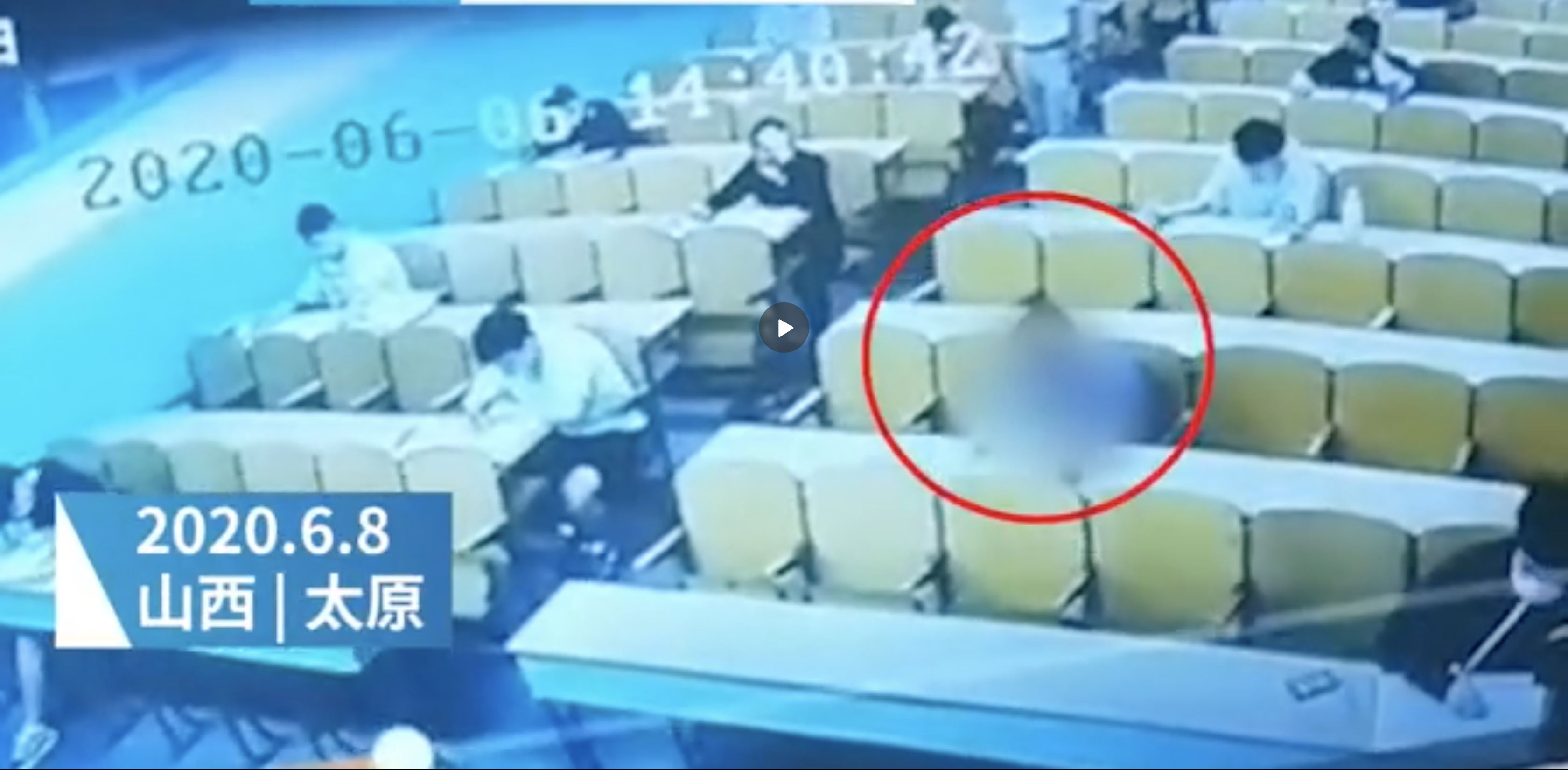 坠亡学生是软体学院二年级时姓男学生（图片来源：微博影片截图）