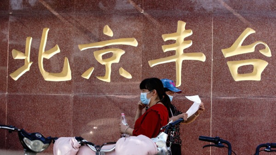 2020年2月14日，北京街头的两位戴口罩的女士。（图片来源：Lintao Zhang/Getty Images）