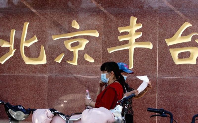 2020年2月14日，北京街头的两位戴口罩的女士。（图片来源：Lintao Zhang/Getty Images）