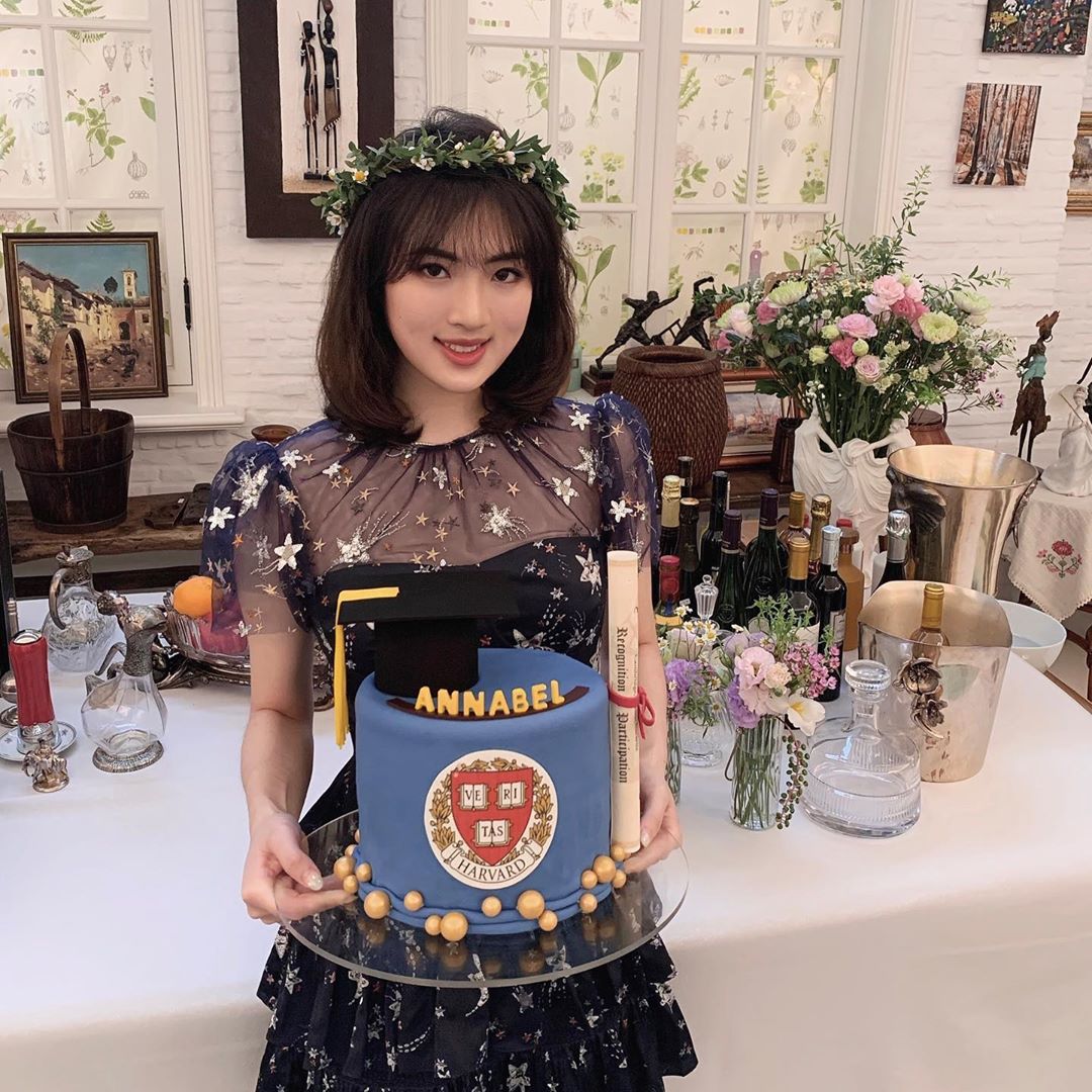 华为小公主姚思为在社群网站上贴出自己欢庆毕业的照片。（图片来源：Annabel Yao IG）