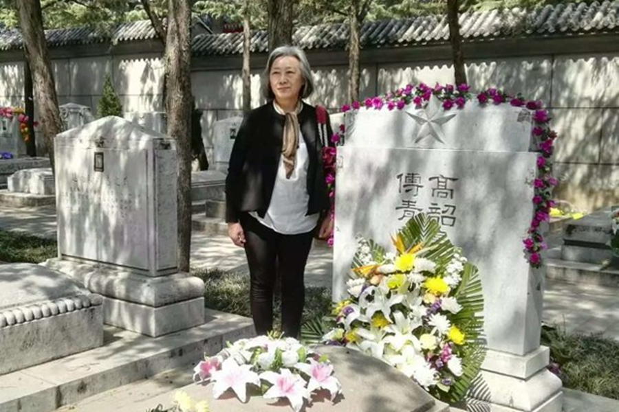 北京76岁独立记者高瑜又受迫害。图为高瑜给父母亲扫墓。（图片来源：自由亚洲）