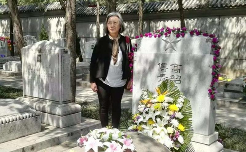 北京76岁独立记者高瑜又受迫害。图为高瑜给父母亲扫墓。（图片来源：自由亚洲）