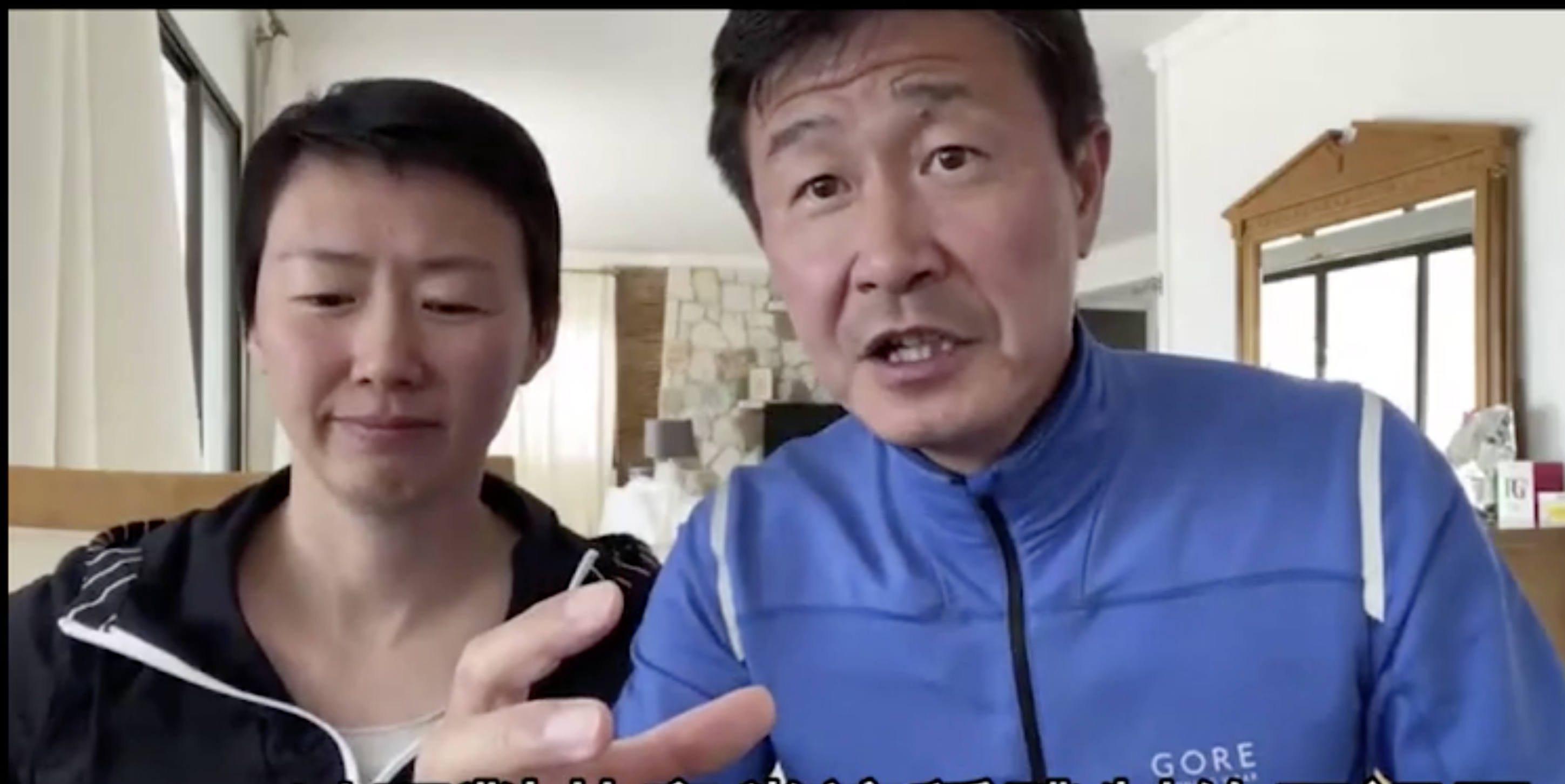 郝海东和他妻子受苹果专访(图片来源：苹果专访影片截图)