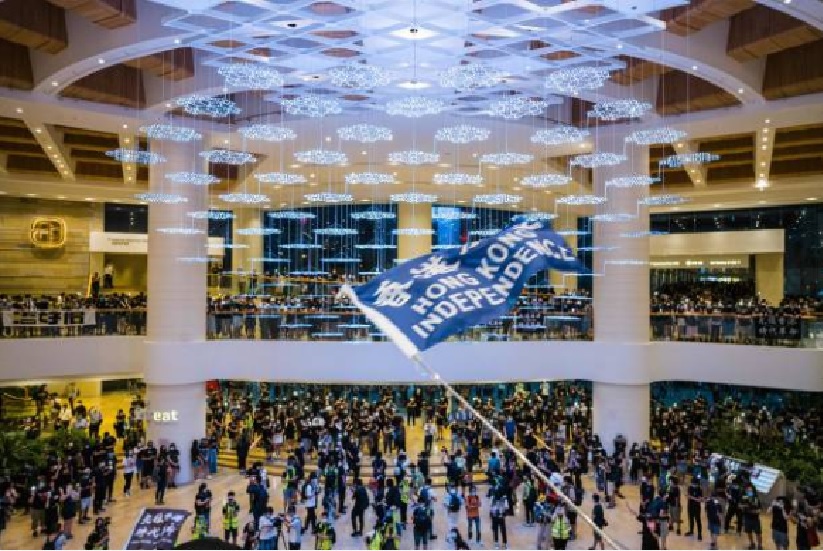 港人6月15日在一購物商城中舉行抗議活動。