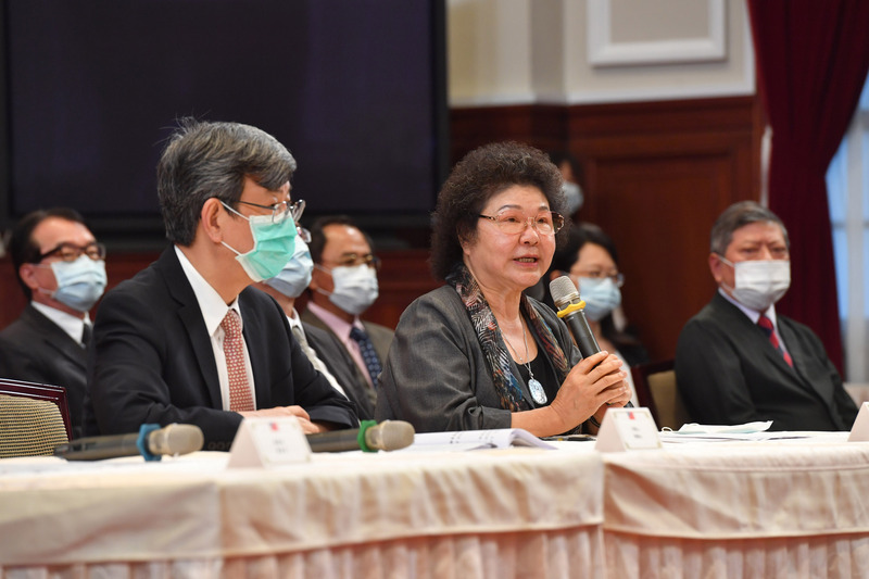 台湾前总统府秘书长陈菊（中）被提名为监察院长。