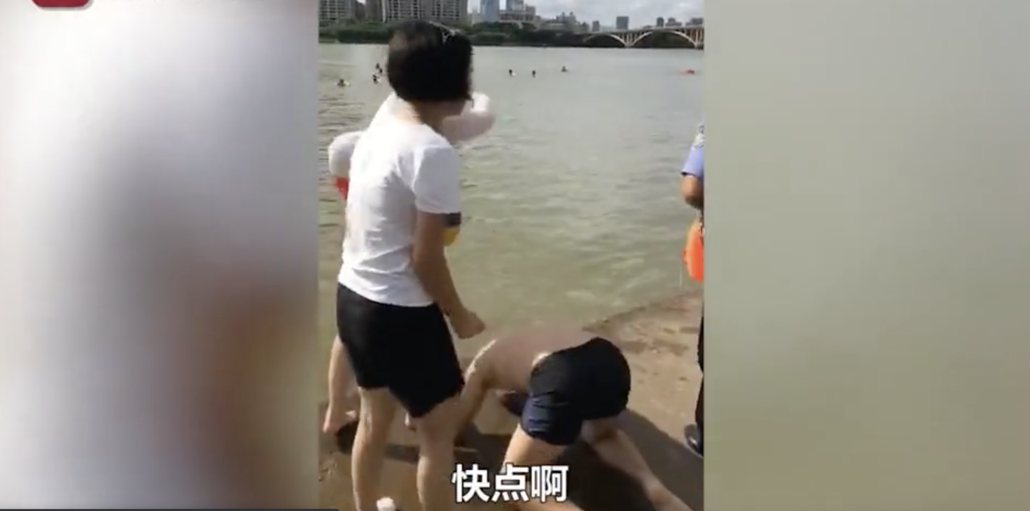 溺毙孩童的父亲与母亲着急向警方求救(图片来源：网路影片)