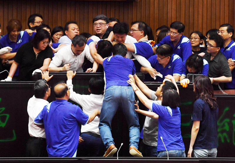 立法院上演蓝绿立委强夺主席台
