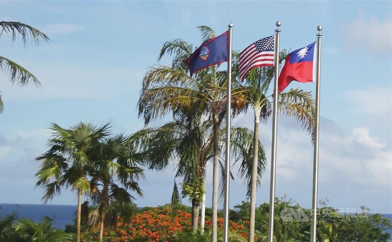 中华民国国旗、美国国旗和关岛岛旗高挂（图片来源：中央社）