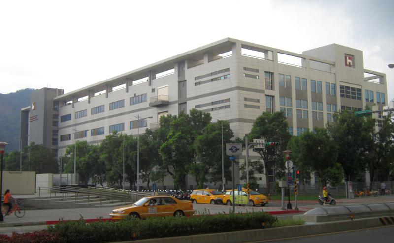 鸿海位于土城，台北捷运顶埔站旁的工厂