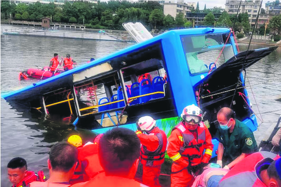 贵州大巴，37死伤，离奇直冲水库，考生，车祸
