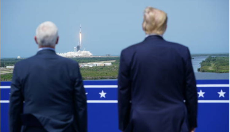 川普總統觀看獵鷹9號升空