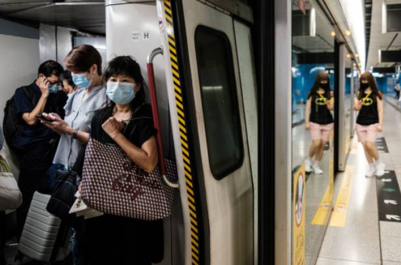 香港民众佩戴口罩乘坐地铁