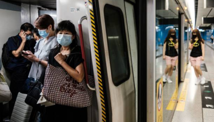 香港民众佩戴口罩乘坐地铁