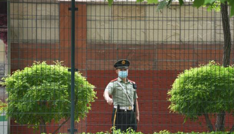 一名中国武警在印度驻北京大使馆外站岗。