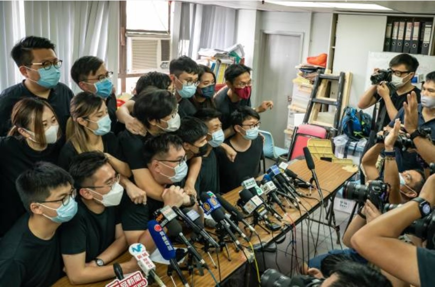 香港泛民派立法会初选获胜者合影