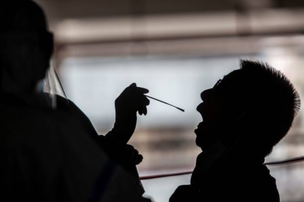 一名计程车司机进行深喉采检。