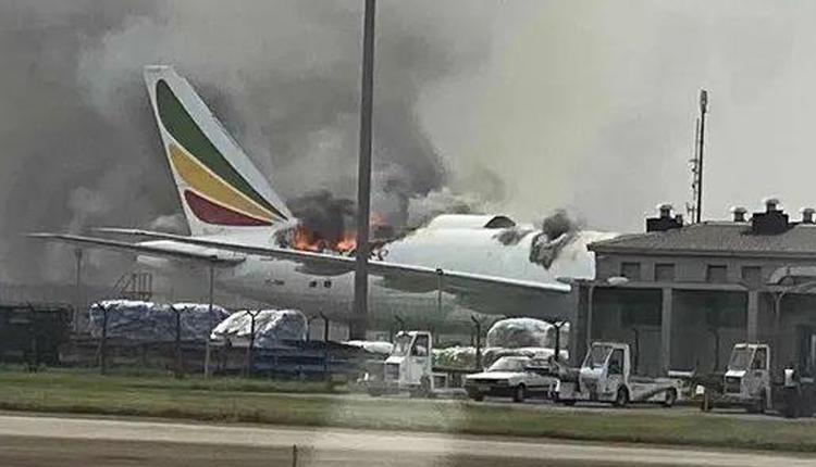 上海浦东机场一架飞机起火