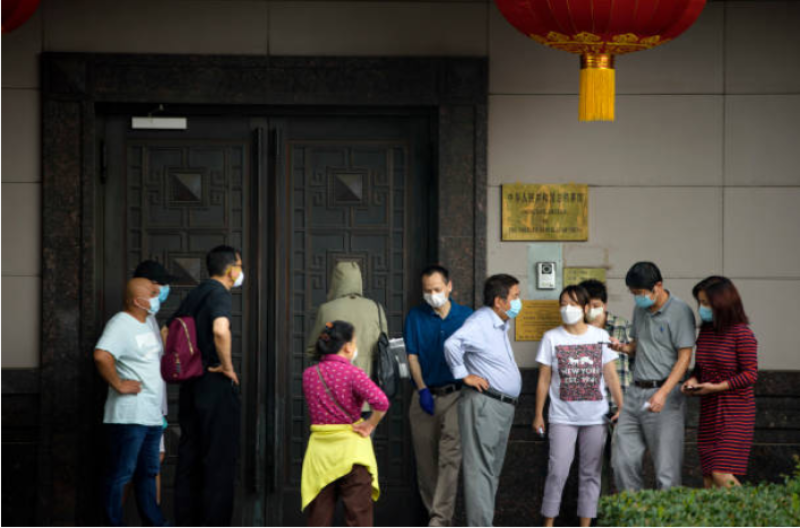 中国驻休士顿总领事馆前一些美国华人正在热议闭馆事件