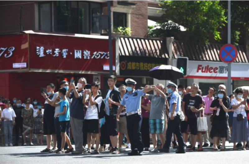 成都美领馆外大量人群围观