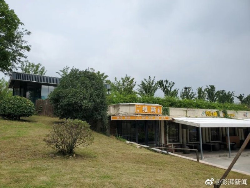 陆媒披露有多间高档酒吧和餐厅开设在江宁区的秦淮河杨家圩大堤内部