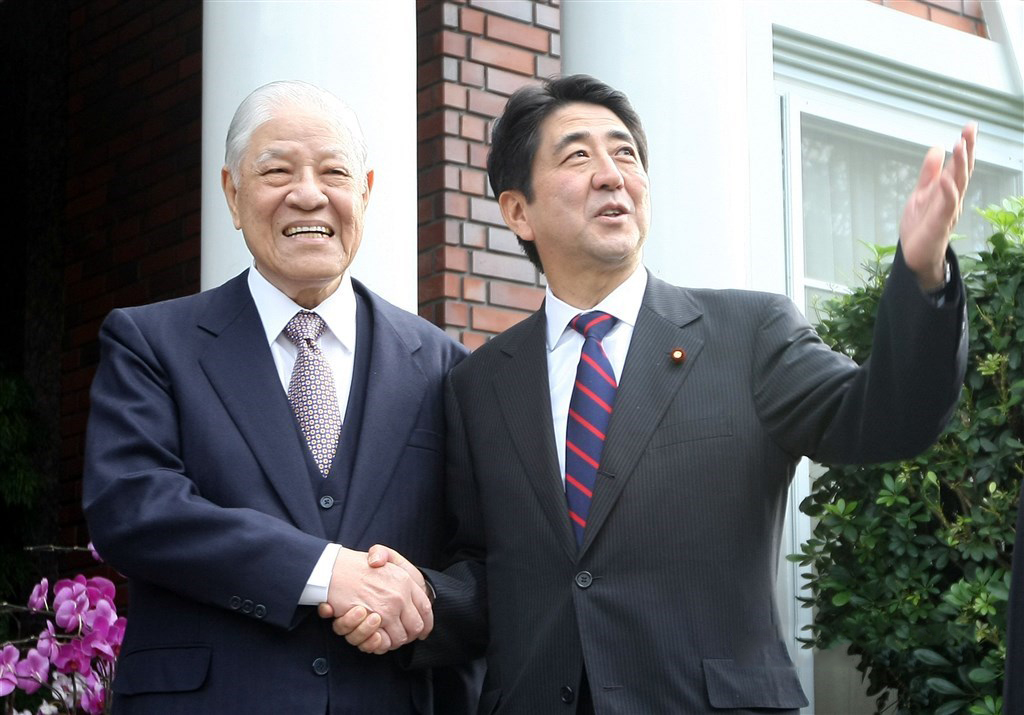 台灣前總統李登輝(左)與日相安倍晉三(右)