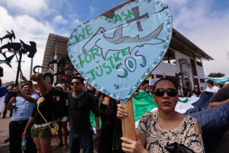 加拉帕戈斯群岛居民在法院外抗议