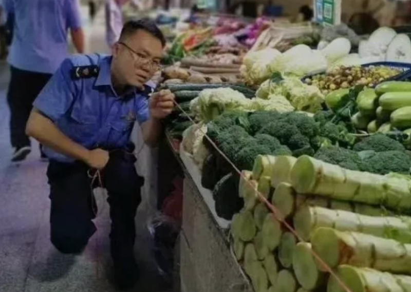 執法人員在菜市場丈量菜攤面積