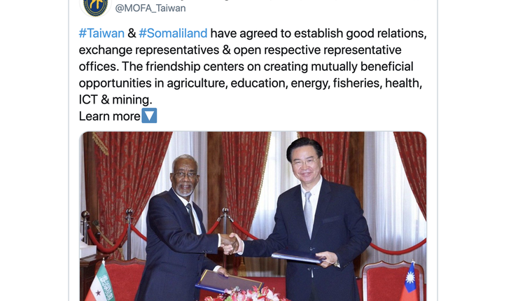 台湾外交部长吴钊燮（右）与索马利兰外长穆雅辛（左）签署议定书，同意互设官方代表机构