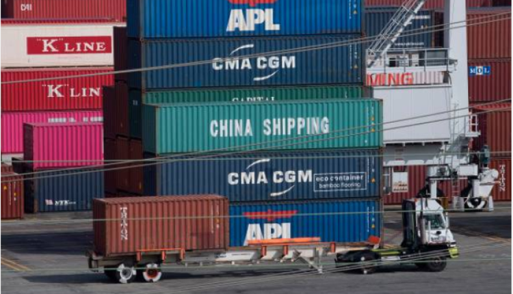 美国洛杉矶一个码头正在运送从中国进口的商品
