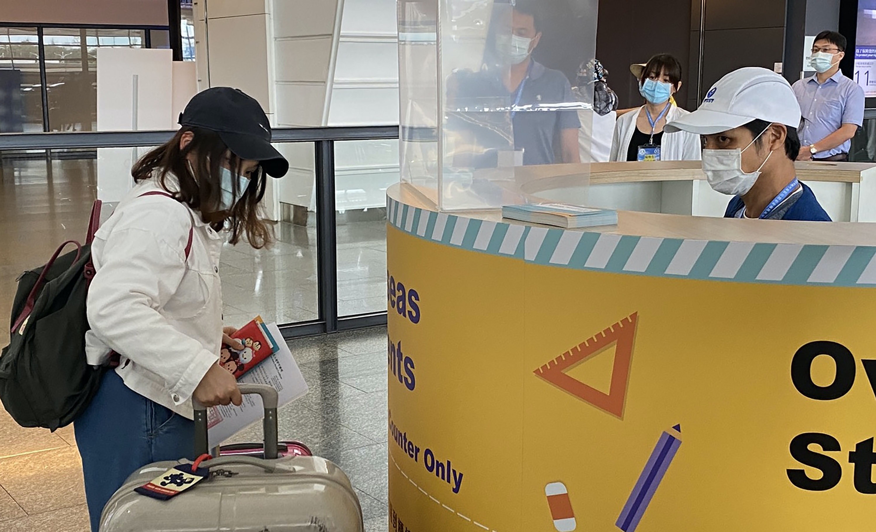 图为6月首批境外生飞抵桃园机场。