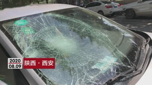 西安一轿车失控连撞多人