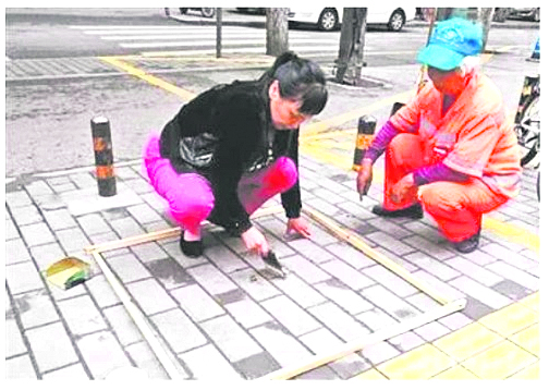 一些地方在环卫管理中，要求街头1平方米灰尘不超几克，派专人现场称量