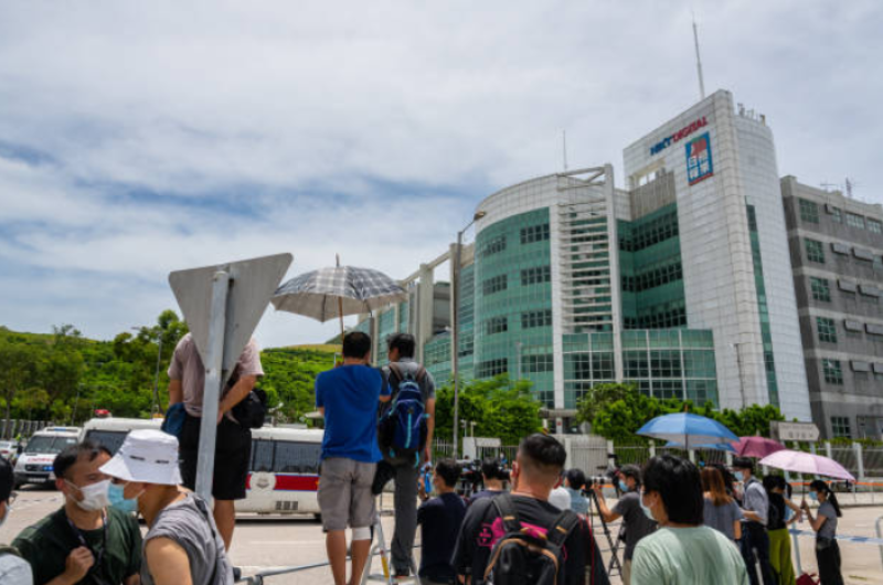 位于将军澳的苹果日报大楼10日上午遭警方搜查