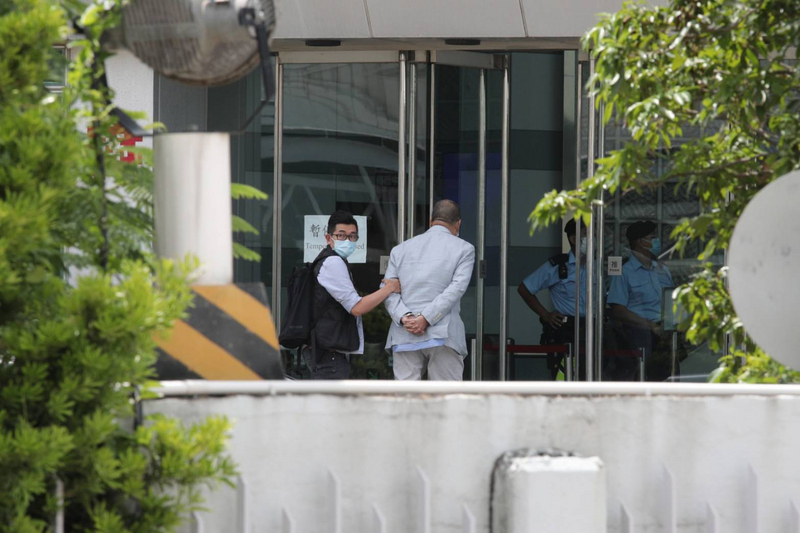 壹传媒创办人黎智英遭警方押入壹传媒大楼
