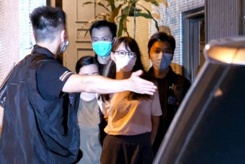 8月10日晚，前香港众志成员周庭在寓所被捕