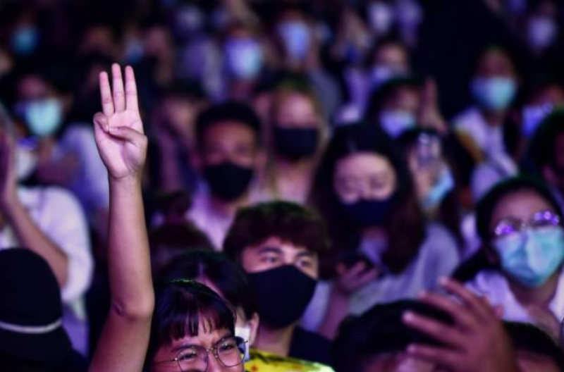 泰国法政大学10日举行3000人的集会
