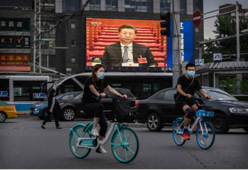 北京一个大型广告屏幕正在播放习近平讲话