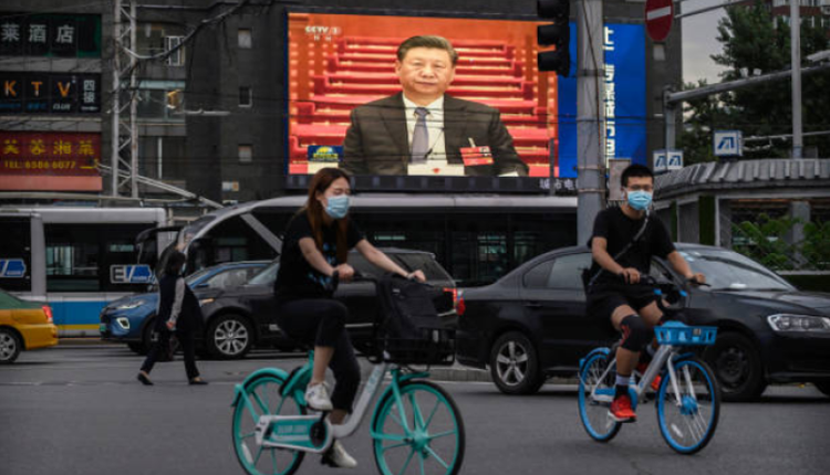 北京一個大型廣告屏幕正在播放習近平講話
