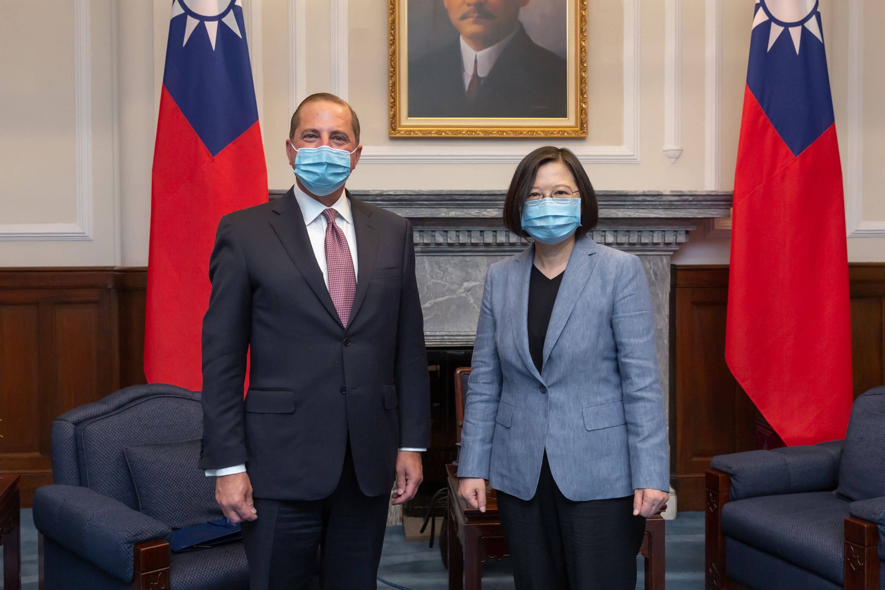阿扎尔10日上午至总统府会见总统蔡英文（右）