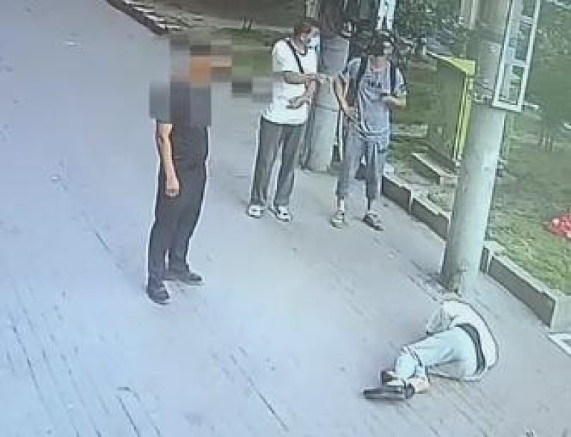 高空坠猫砸晕老人（图片来源：监控视频截图）