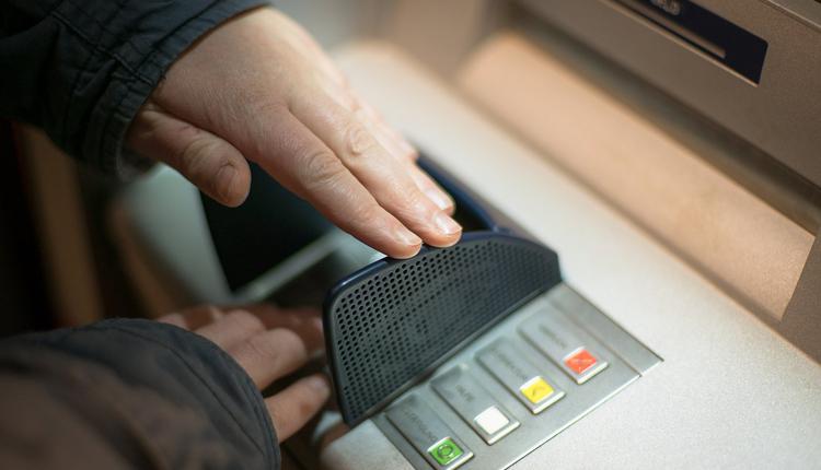 澳洲的四大银行已经拆除了大批自动取款机（ATM），并关闭了上百家银行分行