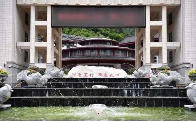 陕西脱贫县砸7.1亿建中学